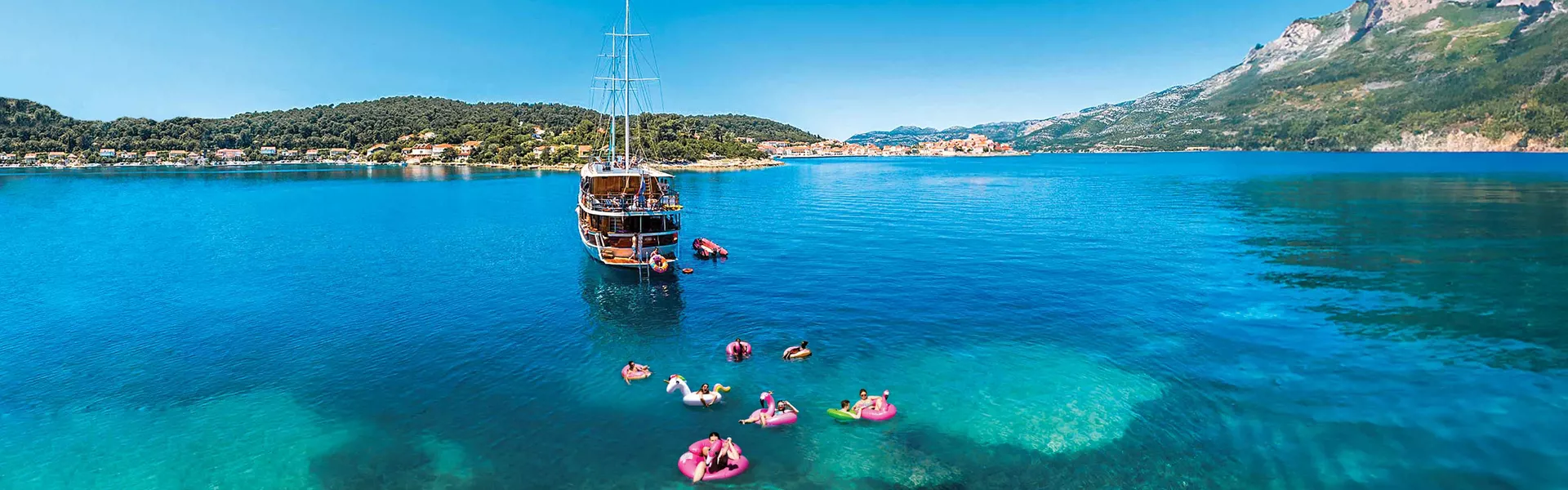 Boat People Swimming In Big Blue Sea 0119EURS2022