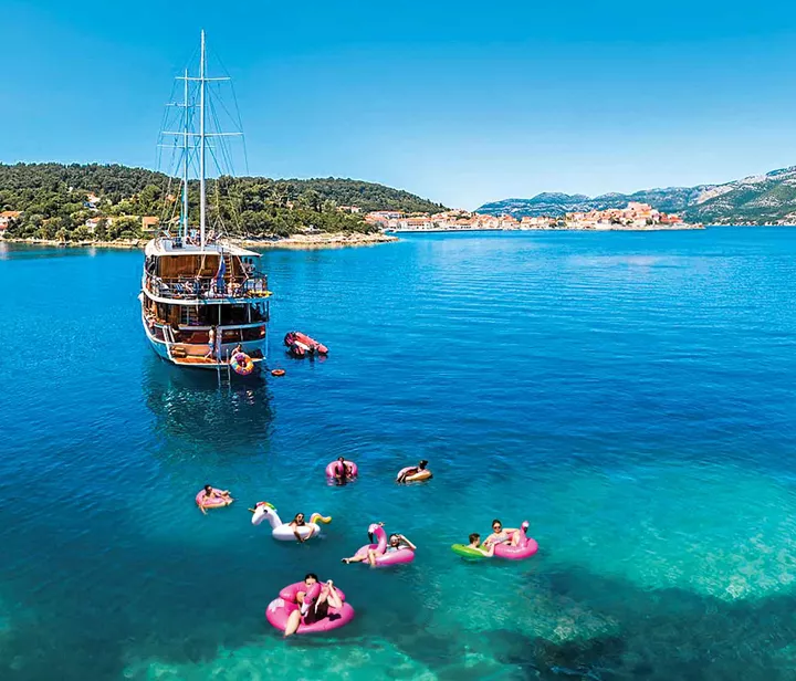 Boat People Swimming In Big Blue Sea 0119EURS2022