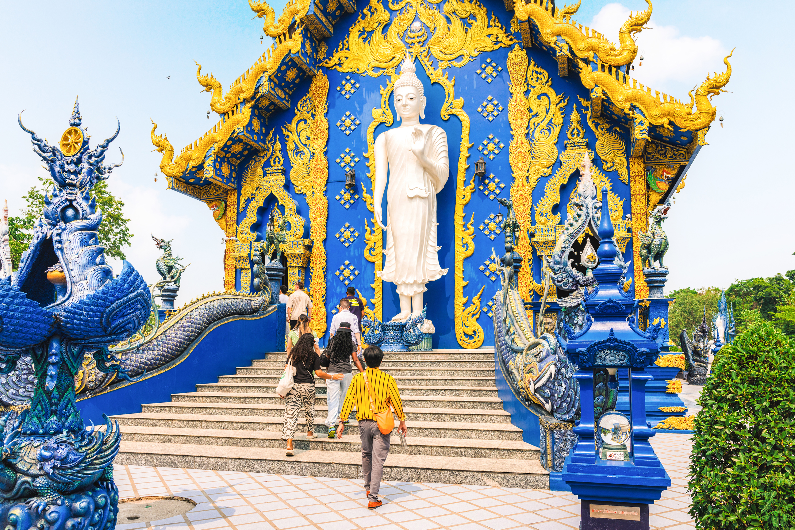 Explore the Neo-Traditional Architecture of Wat Rong Seua Ten