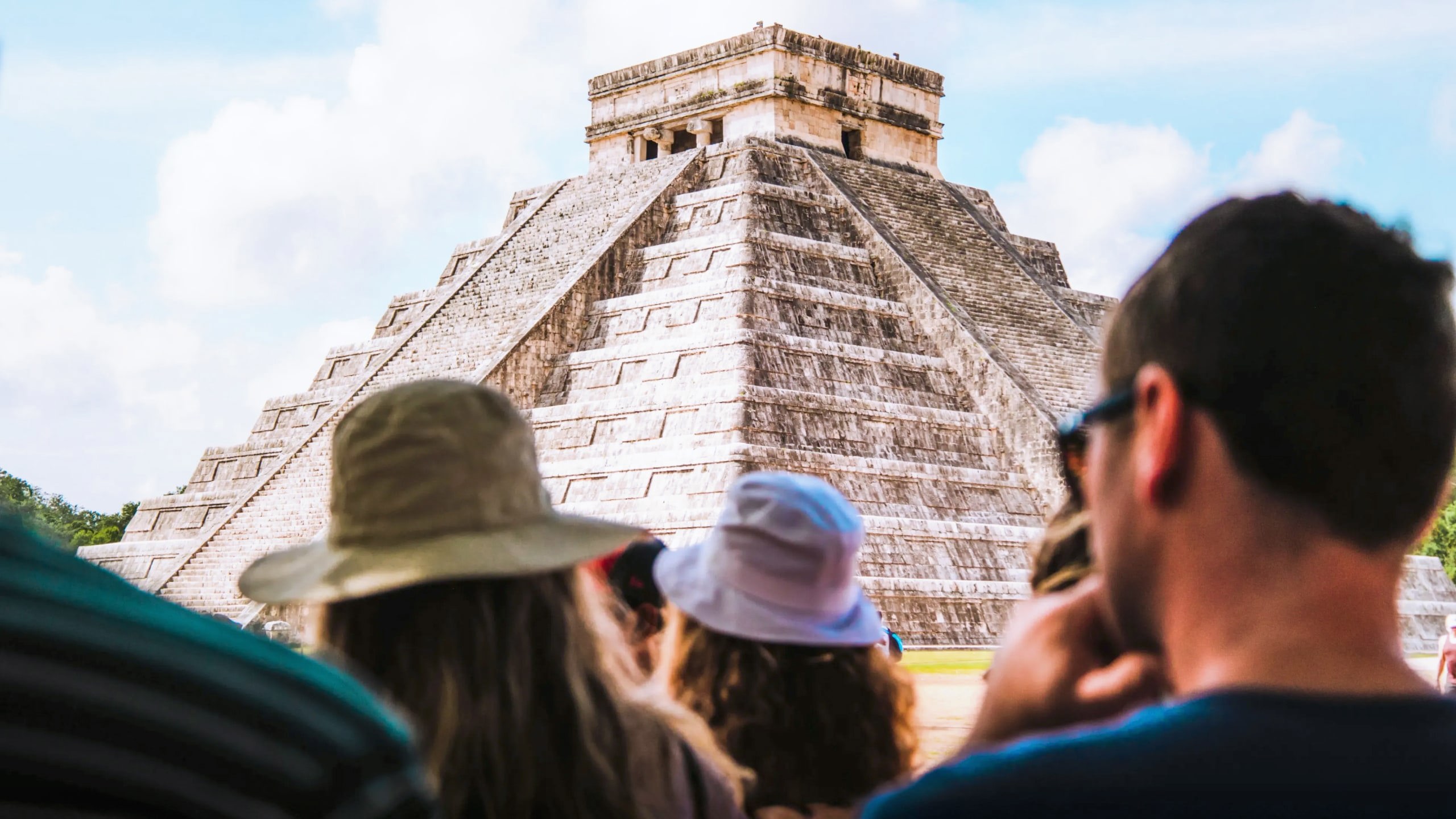 Travellers admire El Castillo at Chichén Itzá on Contiki's Mexico City to Tulum Tour