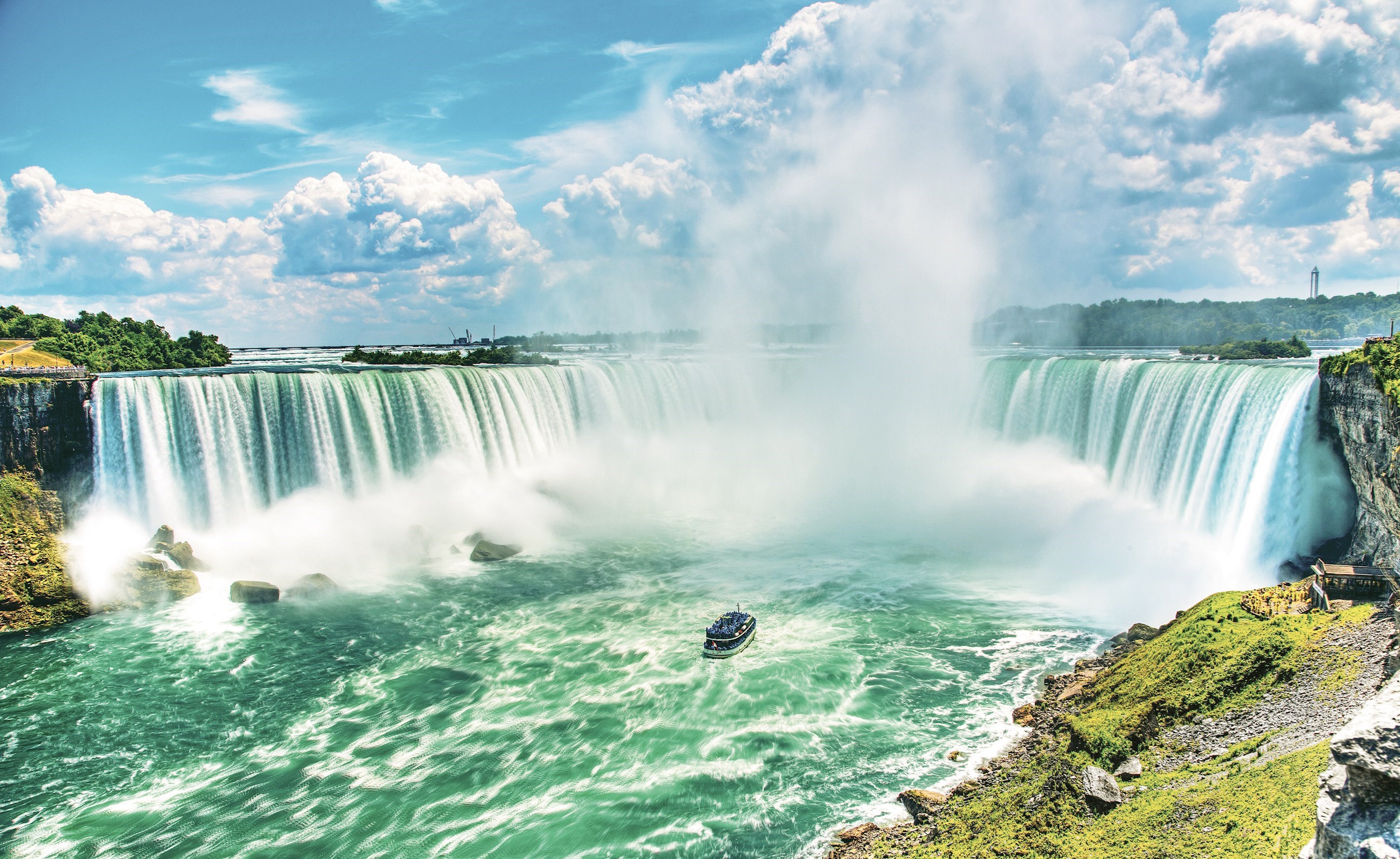 Cruise around Niagara Falls