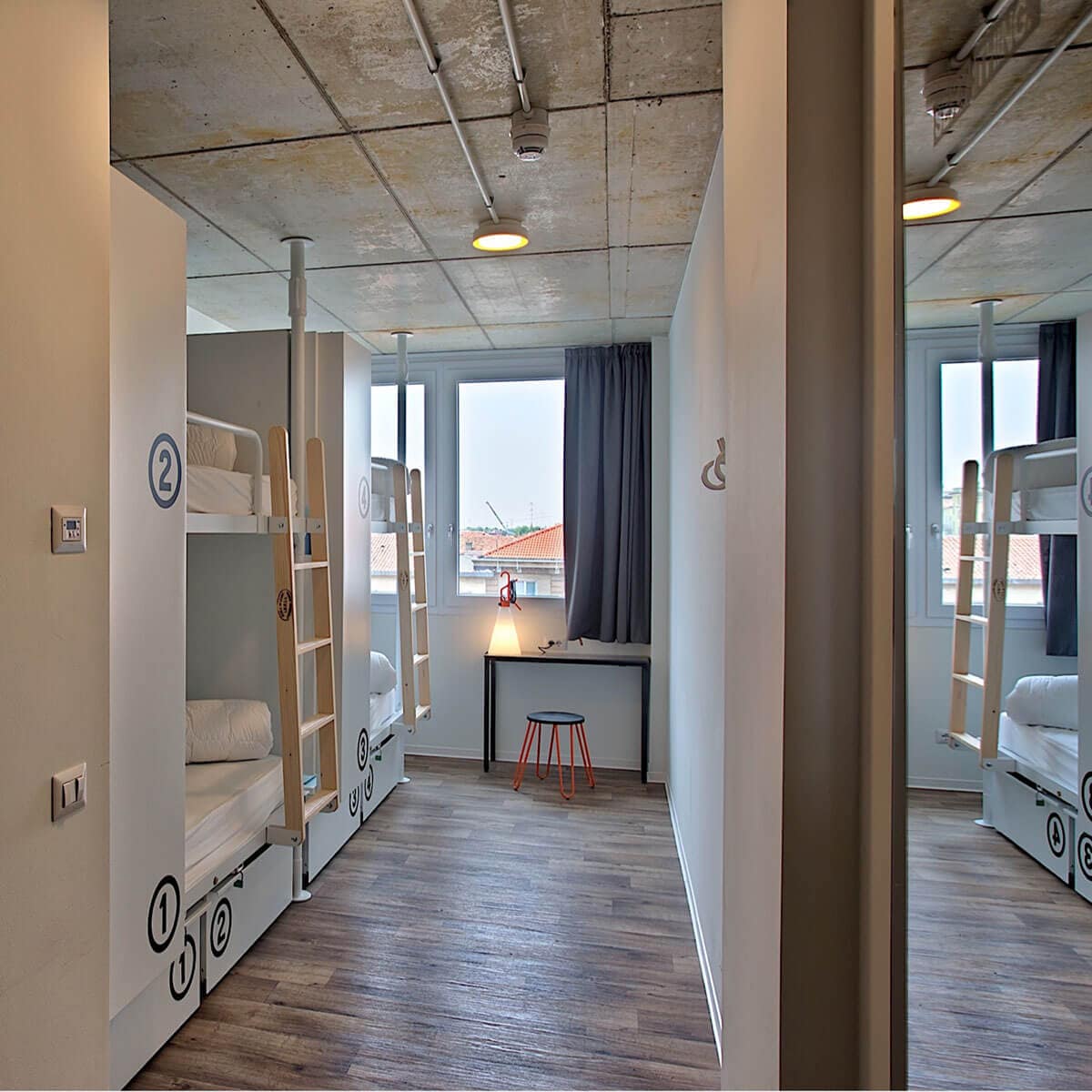 Bunk beds near the window in Anda Venice Hotel
