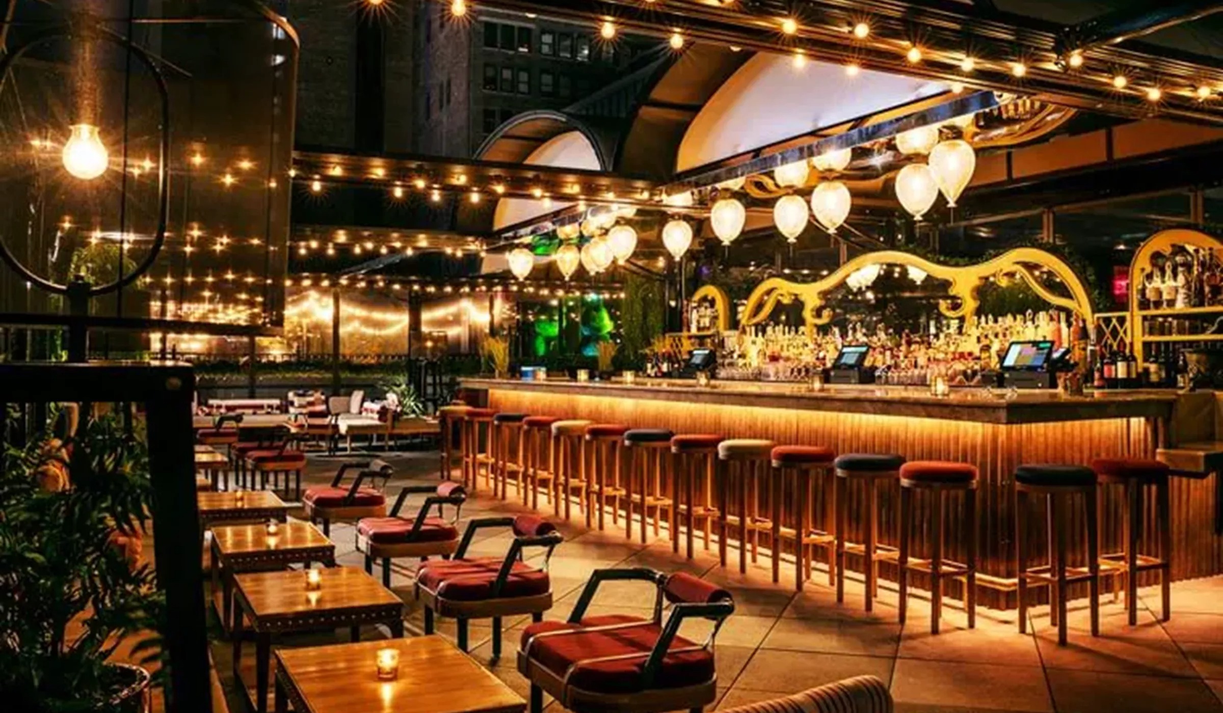 Patio bar in Moxy New York East 