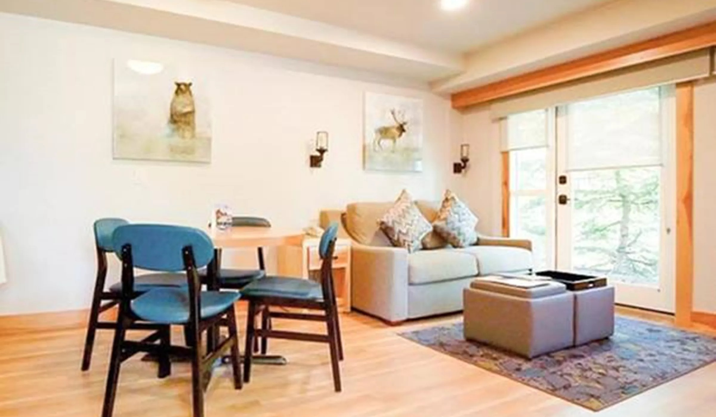 Tunnel Mountain Resort living room in Banff, Canada