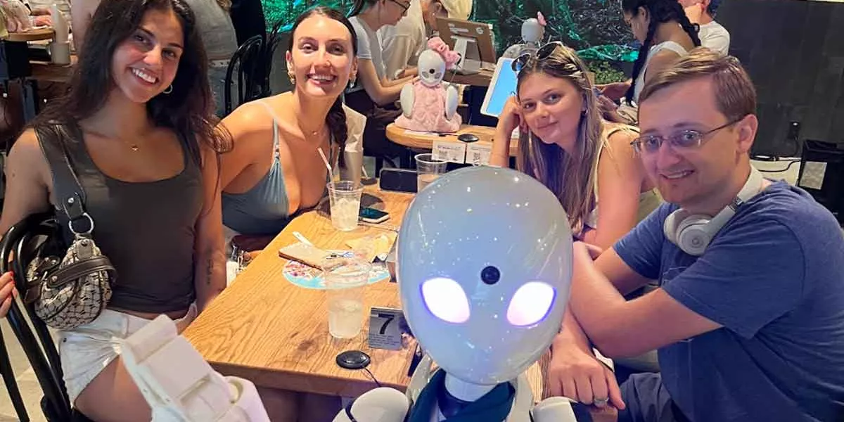 Robot Waiters Japan