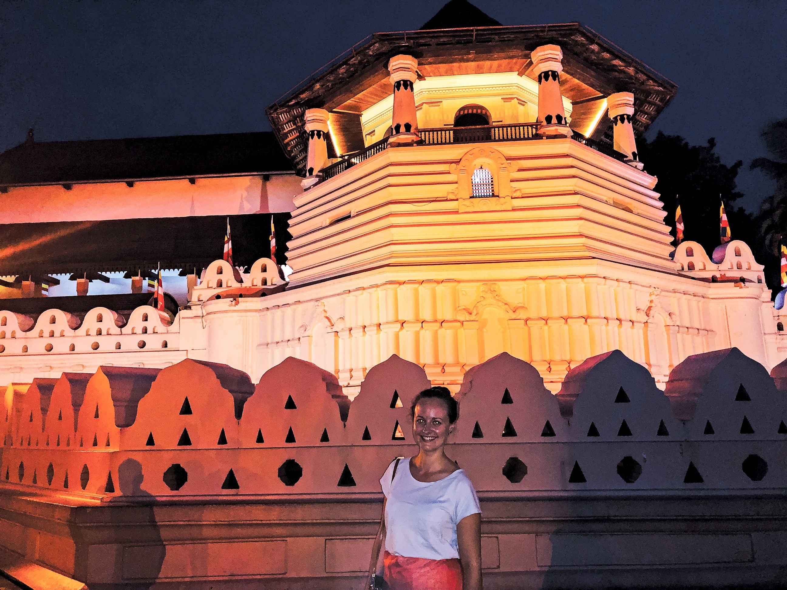  Visit Temple of the Tooth 