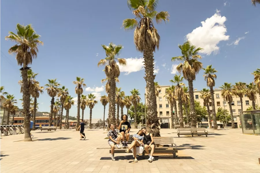 Contiki travellers enjoying sunny Barcelona