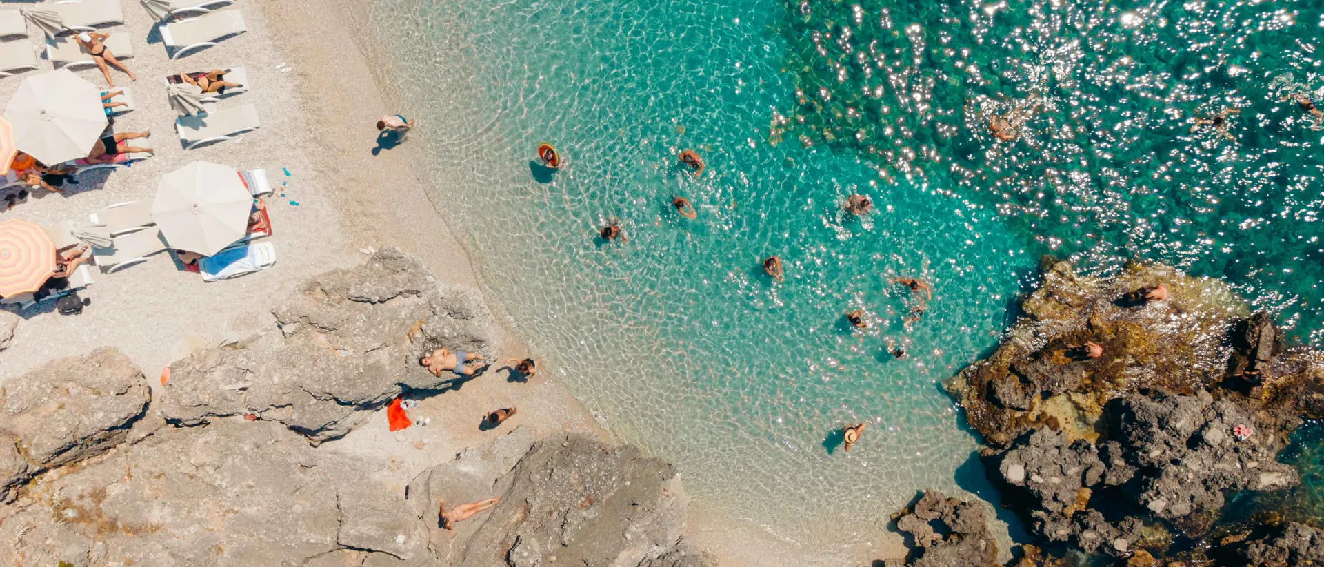 Travellers at the shore in Carins