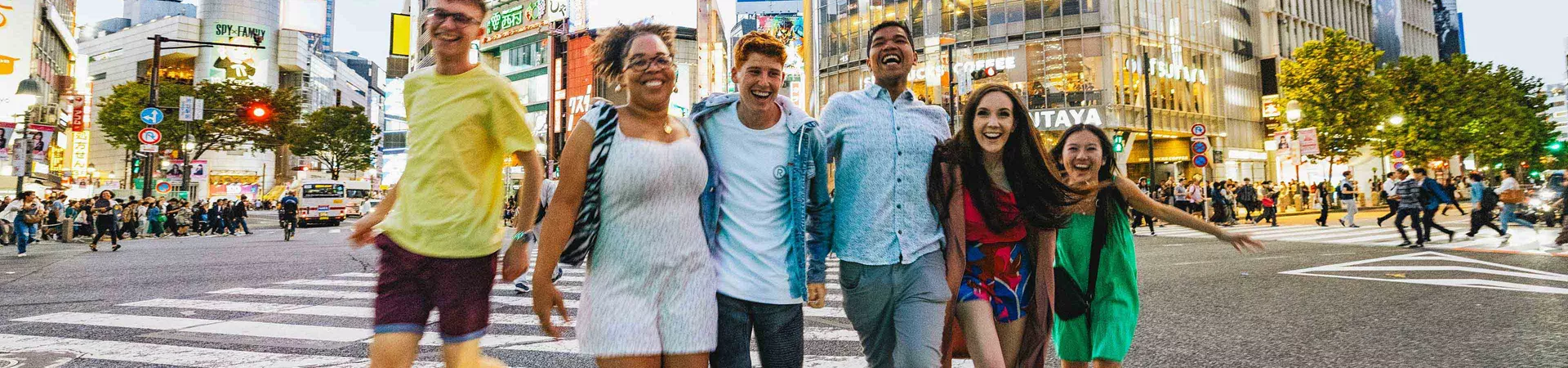 Group Of Young Travelers Exploring Tokyo Japan 0Y6a9106 (1)