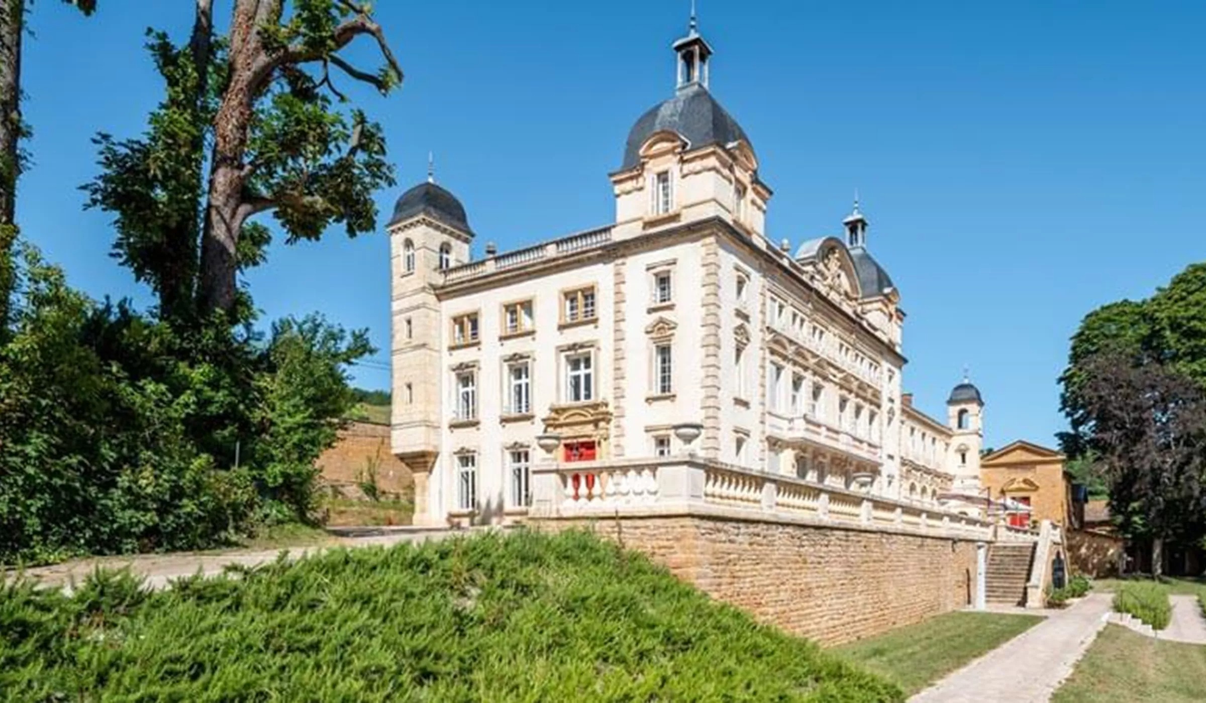 Contiki Chateau in Lyon France