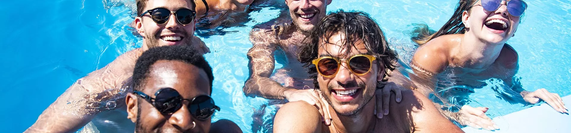 Group Sizes travellers in a pool
