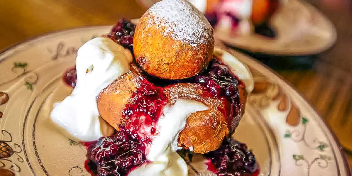 Papanasi, Romanian dessert of cheese doughnuts