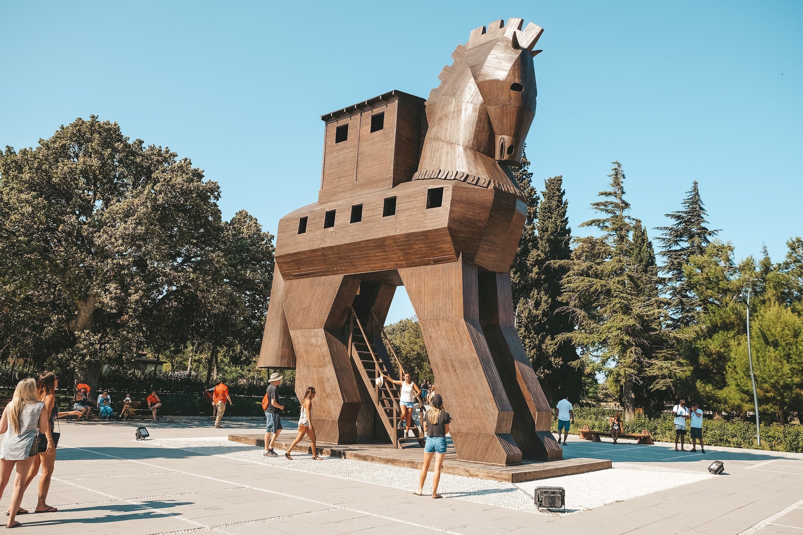 Tour Canakkale on foot