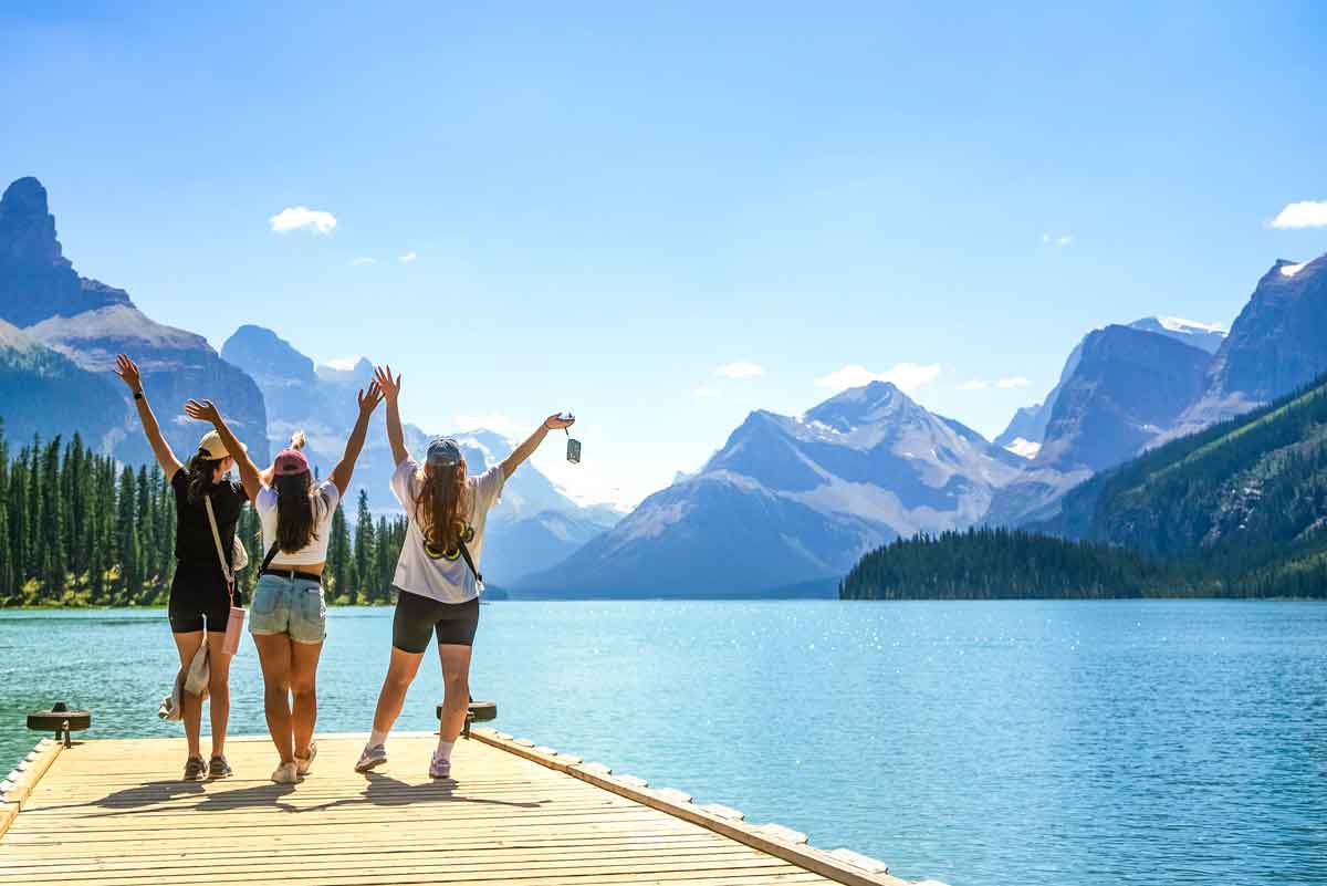 Group Young Travelers Canada Mountains Lake 03686