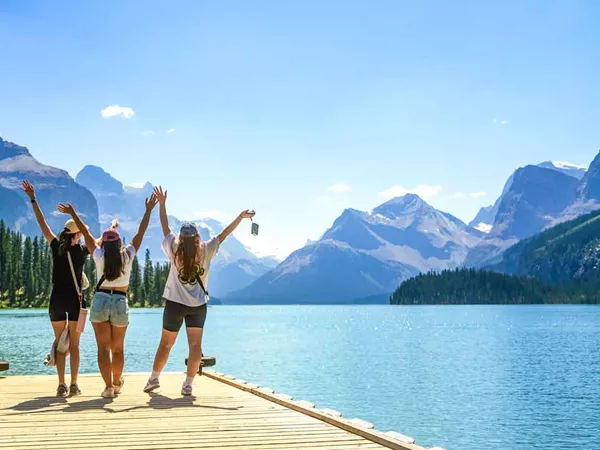 Group Young Travelers Canada Mountains Lake 03686