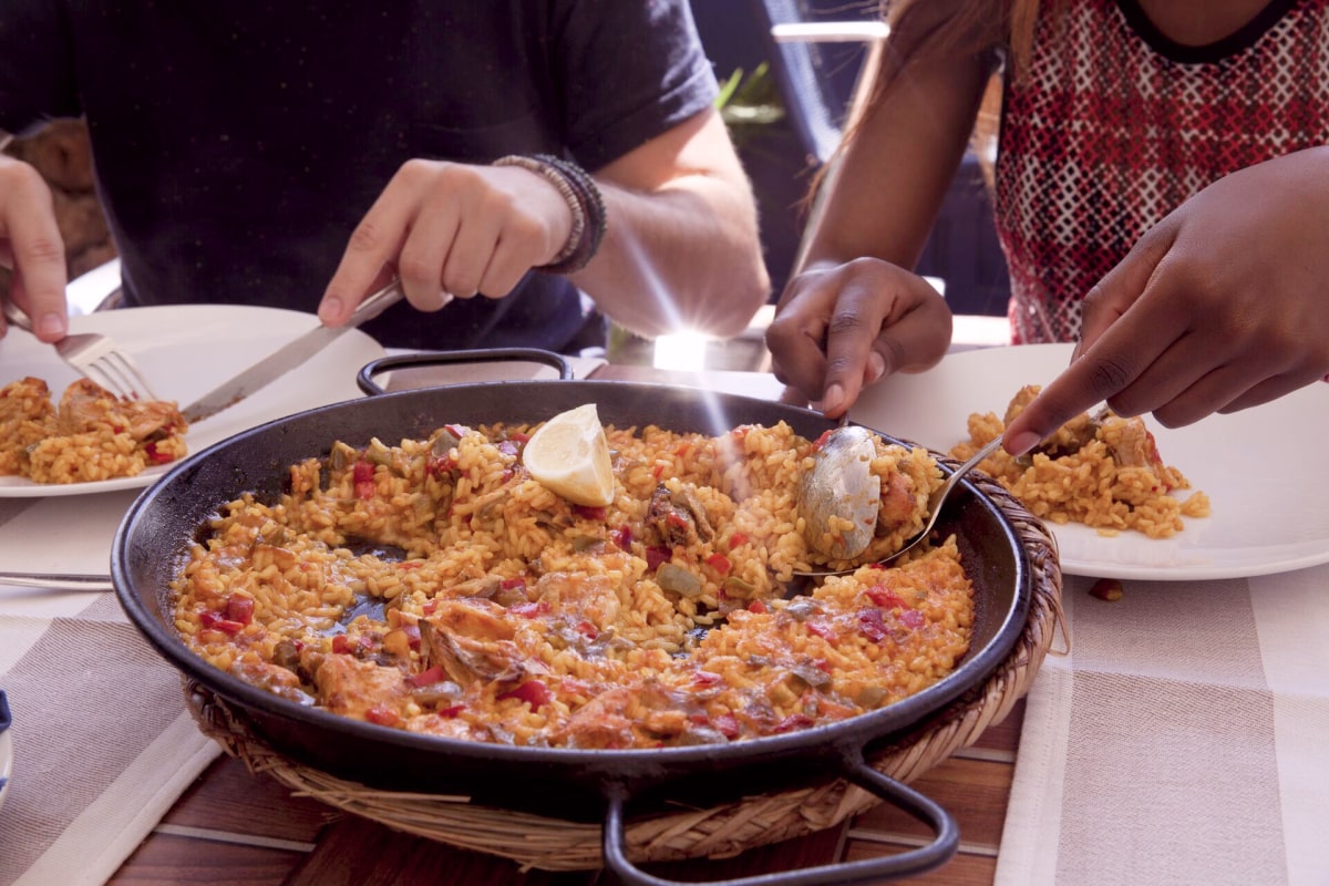 Make Paella With Contiki In Spain Min