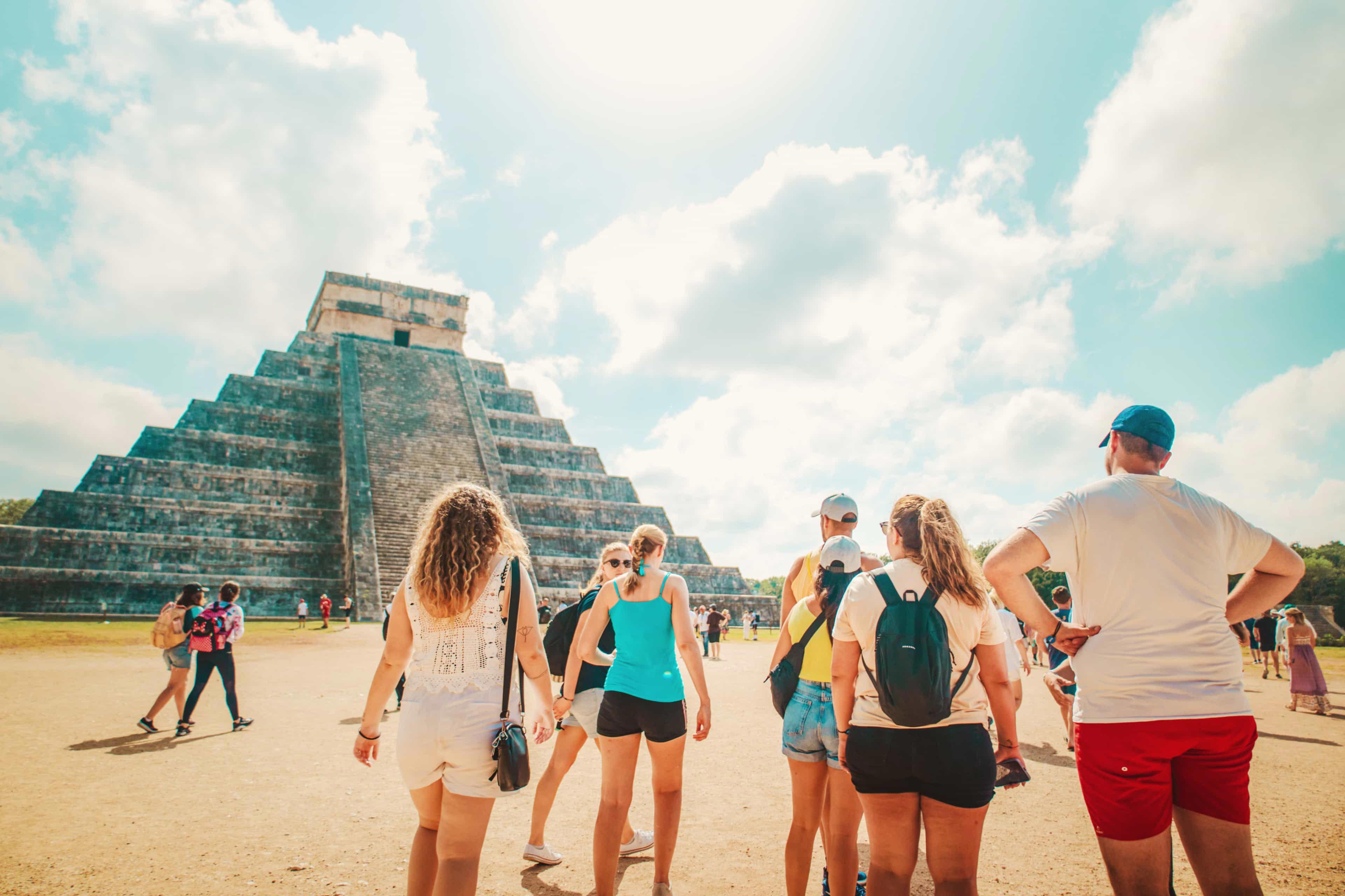 group-of-travellers-approaching-the-mayan-pyramid-of-chichen-itza-mexico.jpg