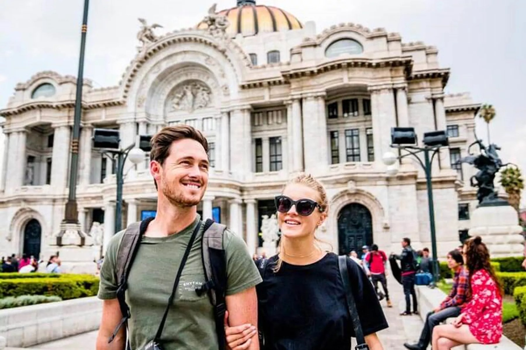 Two travellers enjoying city tour