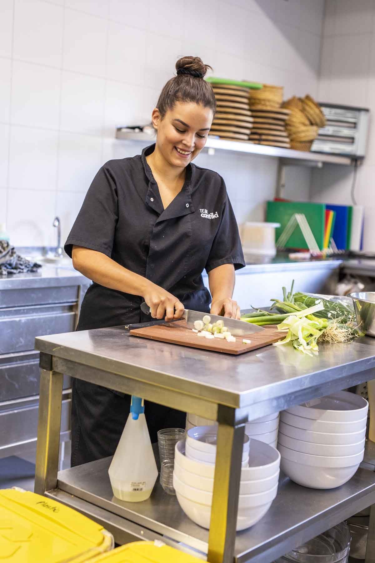 contiki-team-memeber-in-kitchen-0098eurs2019.jpg