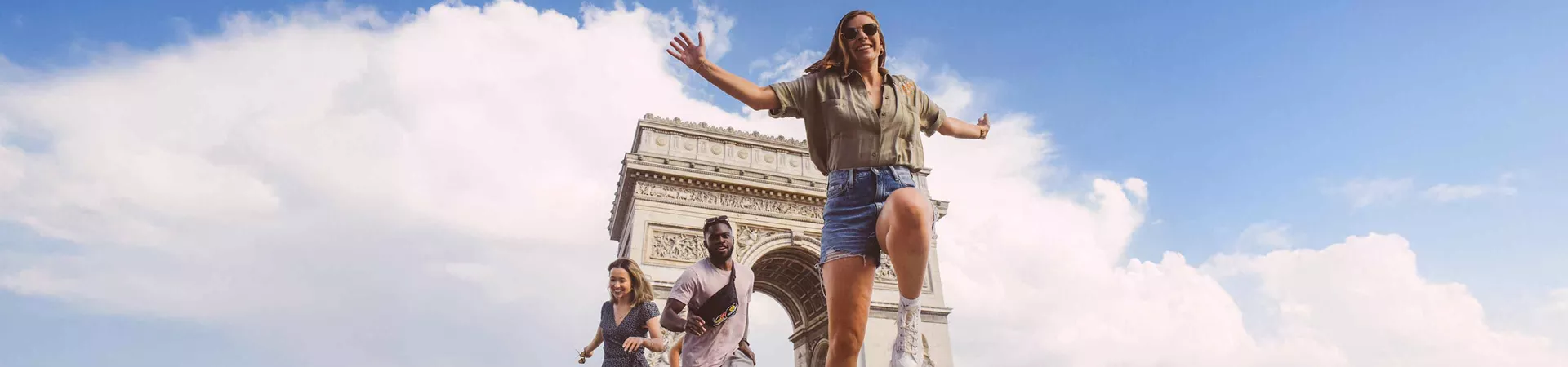 Group Of Young Travelers Having Fun Arc De Triomphe Paris France (1)