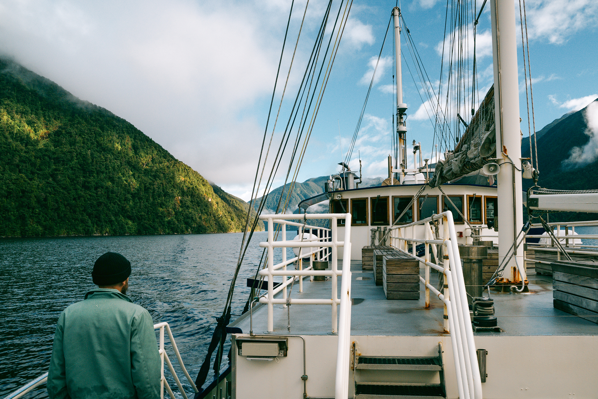 Cruise through the serene Lake Manapōuri
