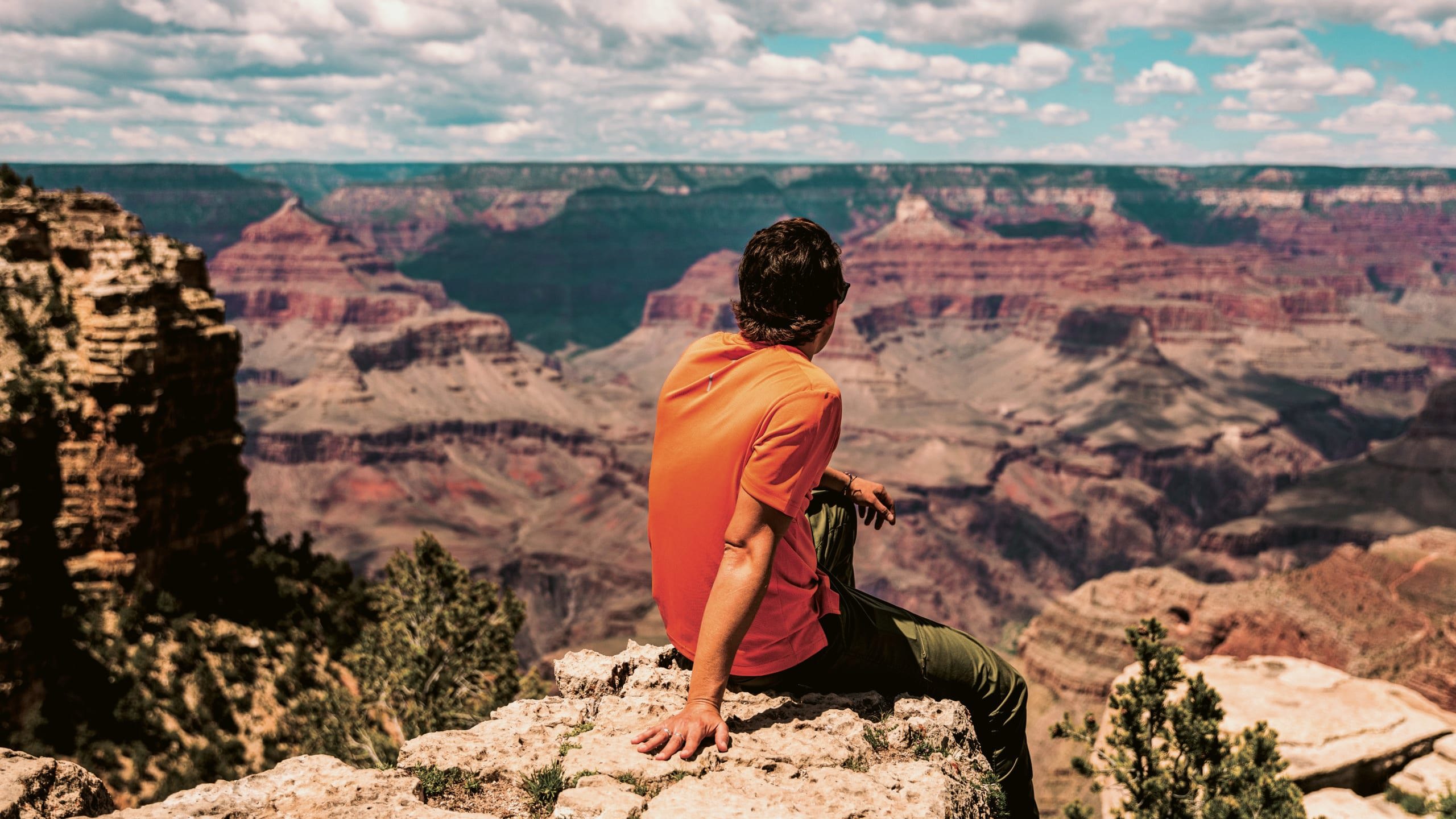 Traveller overlooking the Grand Canyon - Contiki USA Road Trip Start Los Angeles