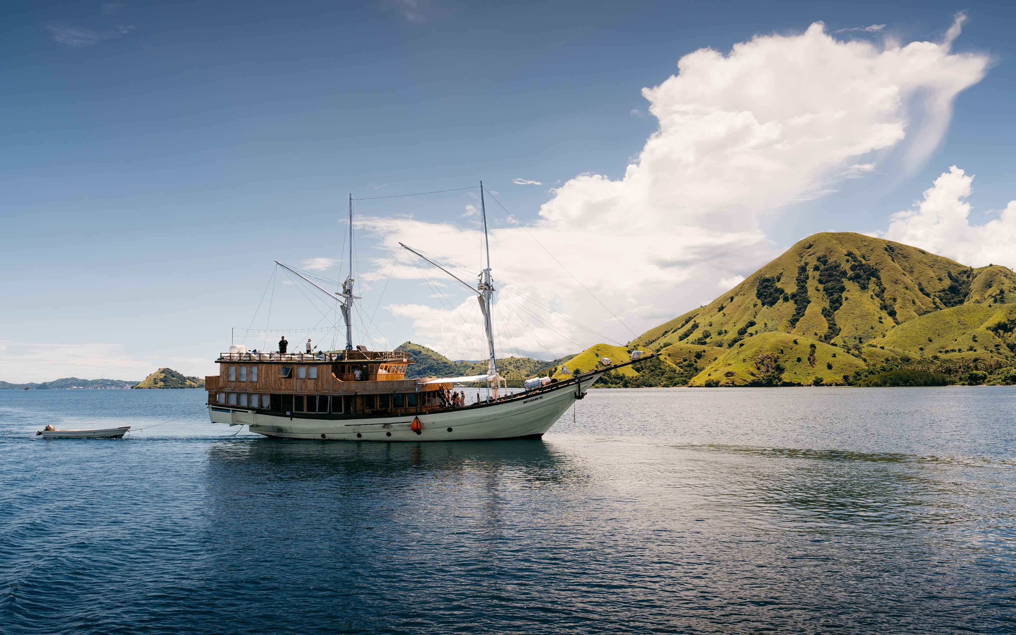 imgi_129_komodo-boat-indonesia.jpg