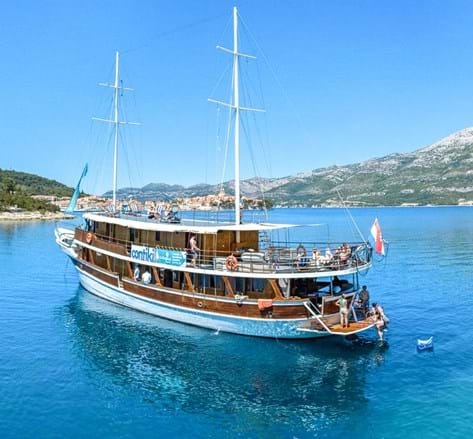 Contiki boat sailing