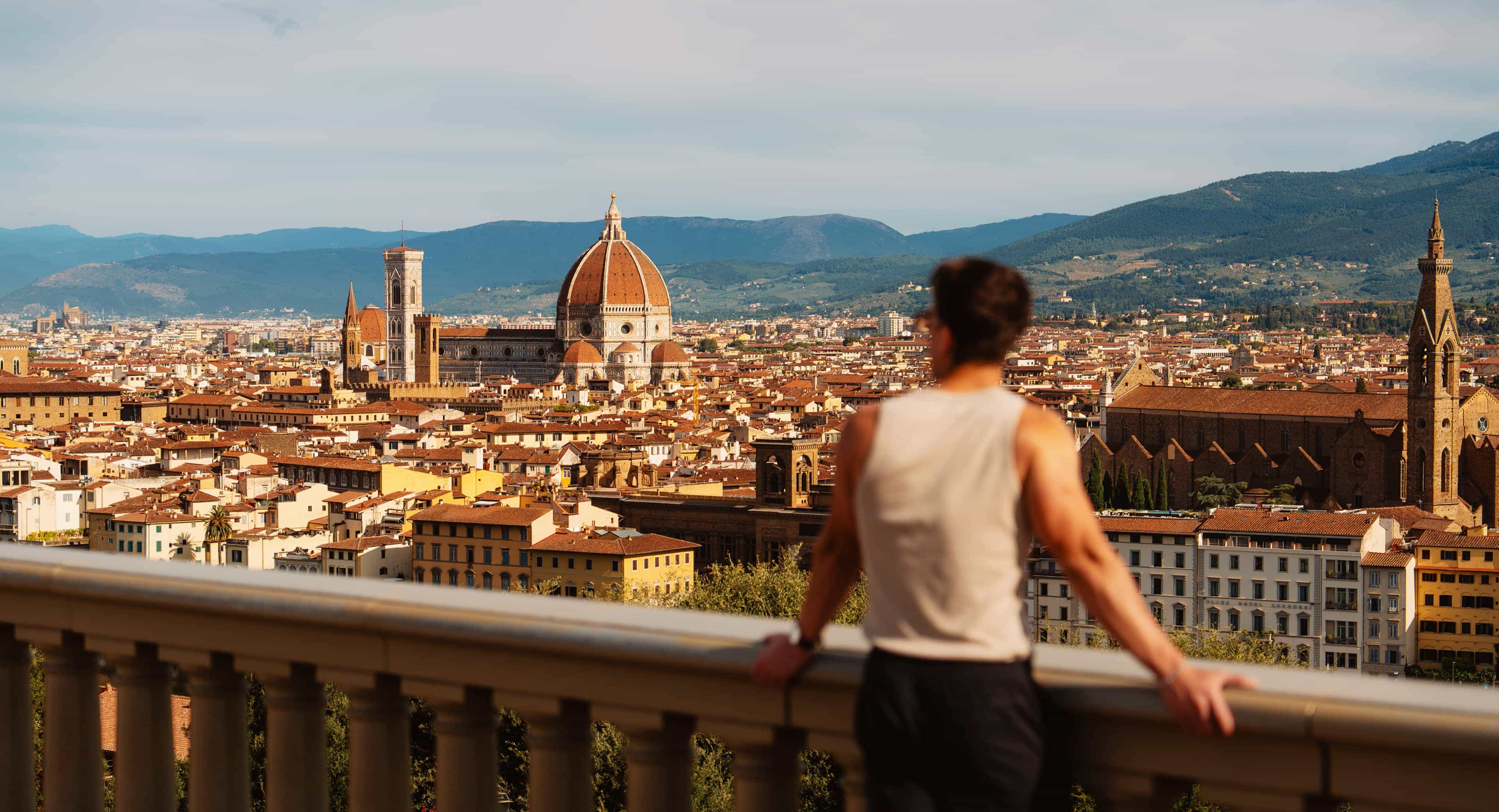 activity-camstables-whycontiki-traveller-leaning-balcony-overlooking-duomo-florence-italy.jpg