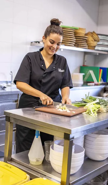 Contiki Team Memeber In Kitchen 0098EURS2019