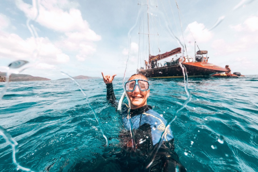 Contiki travellers Snorkelling in Australia