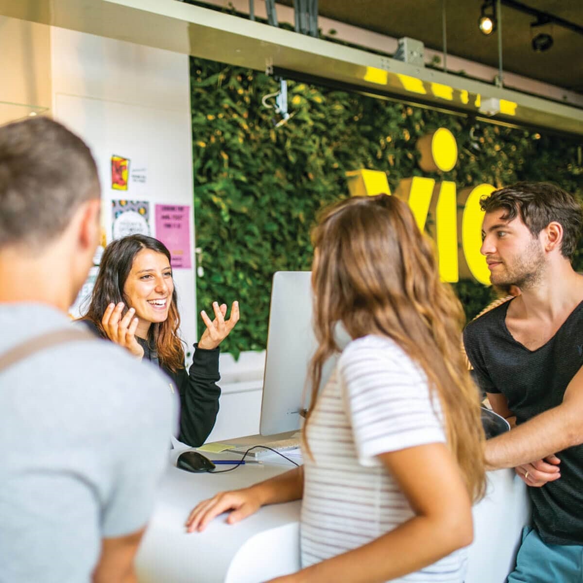 Hotel guests talking to the girl working at the reception