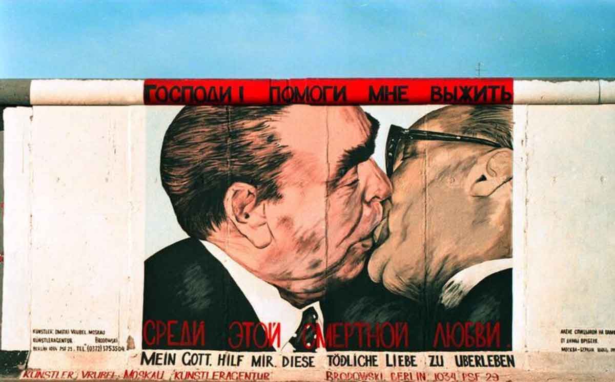 Graffi On Wall Kissing