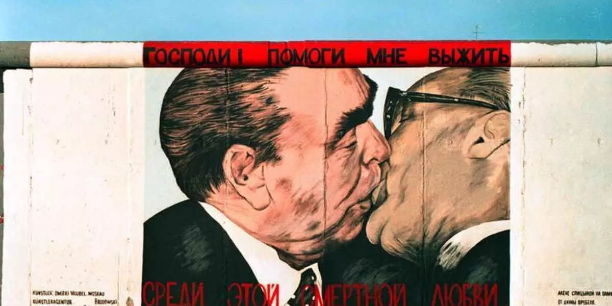 Graffi On Wall Kissing