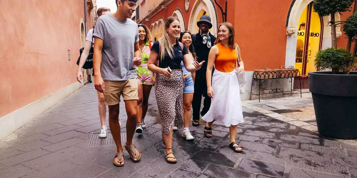 Group Of Young Travelers Exploring Europe 3560EURS2022