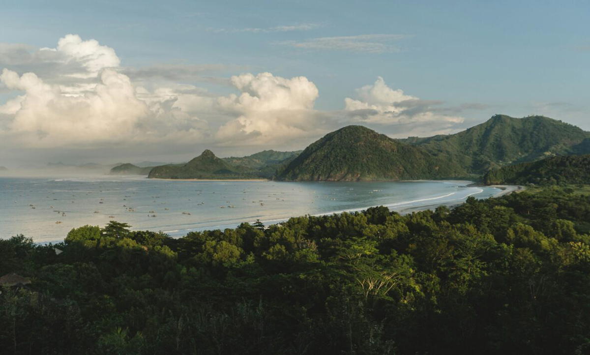 polina-kuzovkova-3aelbqigjl4-unsplash-e1737479503331-sea-landscape-mountains-around.jpg