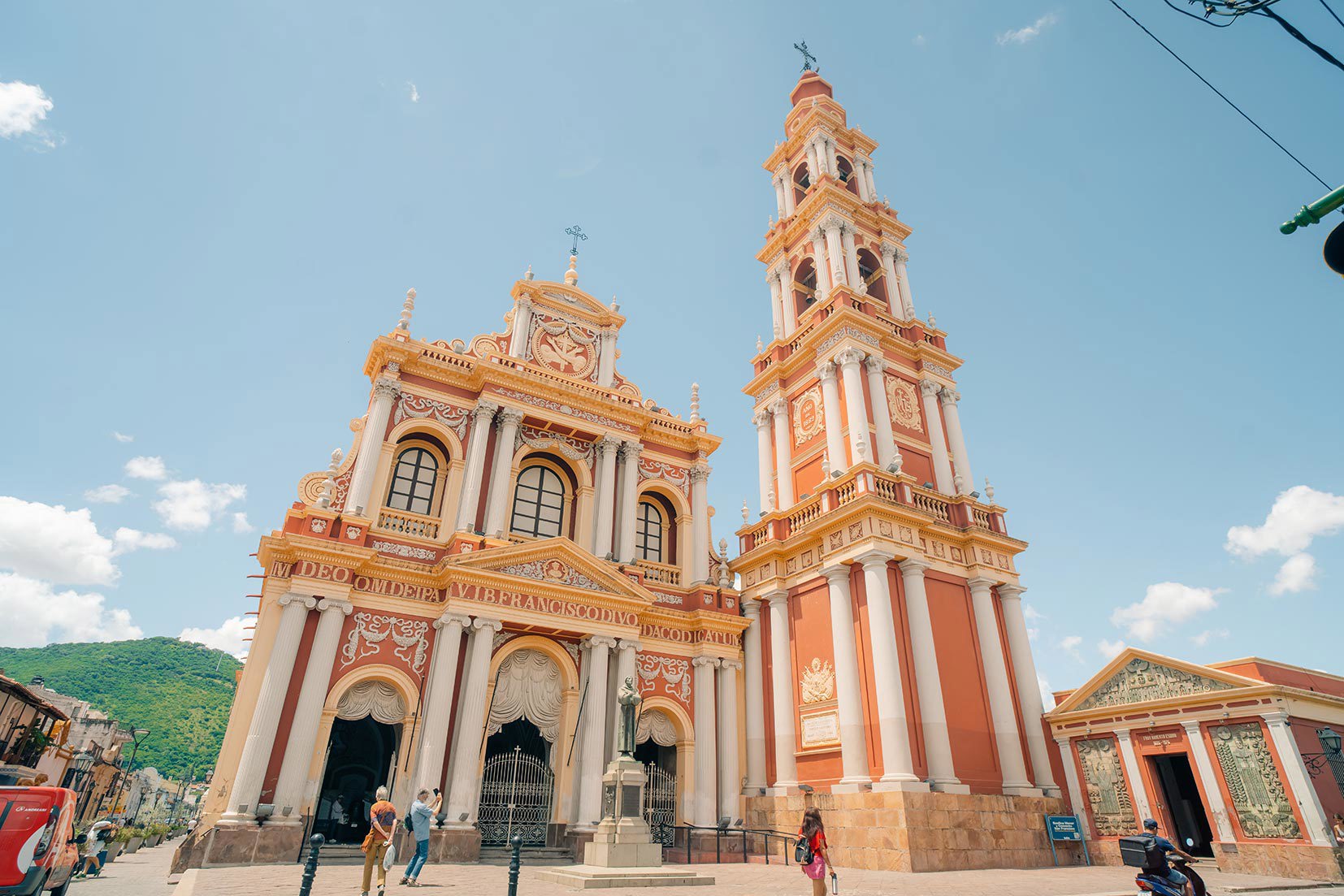 Discover Salta on foot