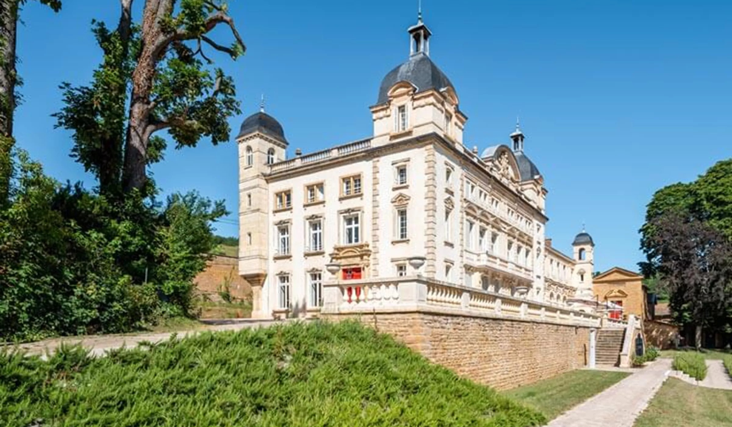 Hostel Chateau De Cruix Beaujolais in Theizé, France