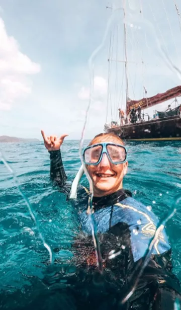 Contiki travellers Snorkelling in Australia