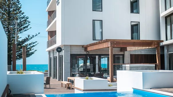Swimming Pool & Hotel In Sunny Location New Zealand