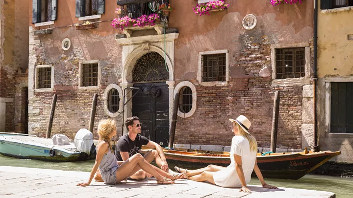 travellers-canal-venice-italy-european-wanderer