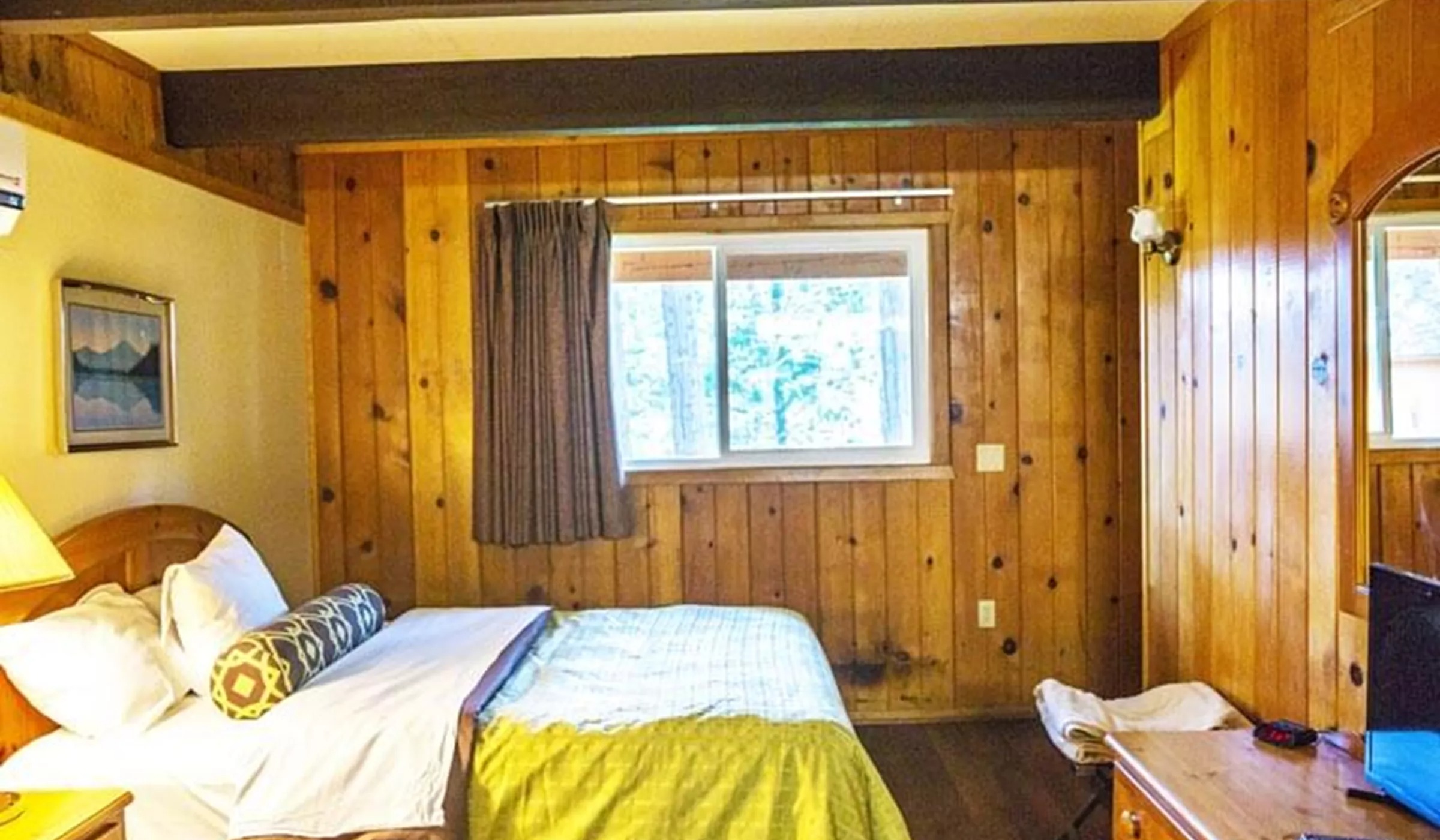 Bass Lake glamping room in USA, Canada