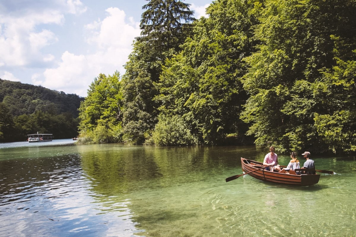 explore-plitvice-lakes-national-park-with-contiki-min.jpeg