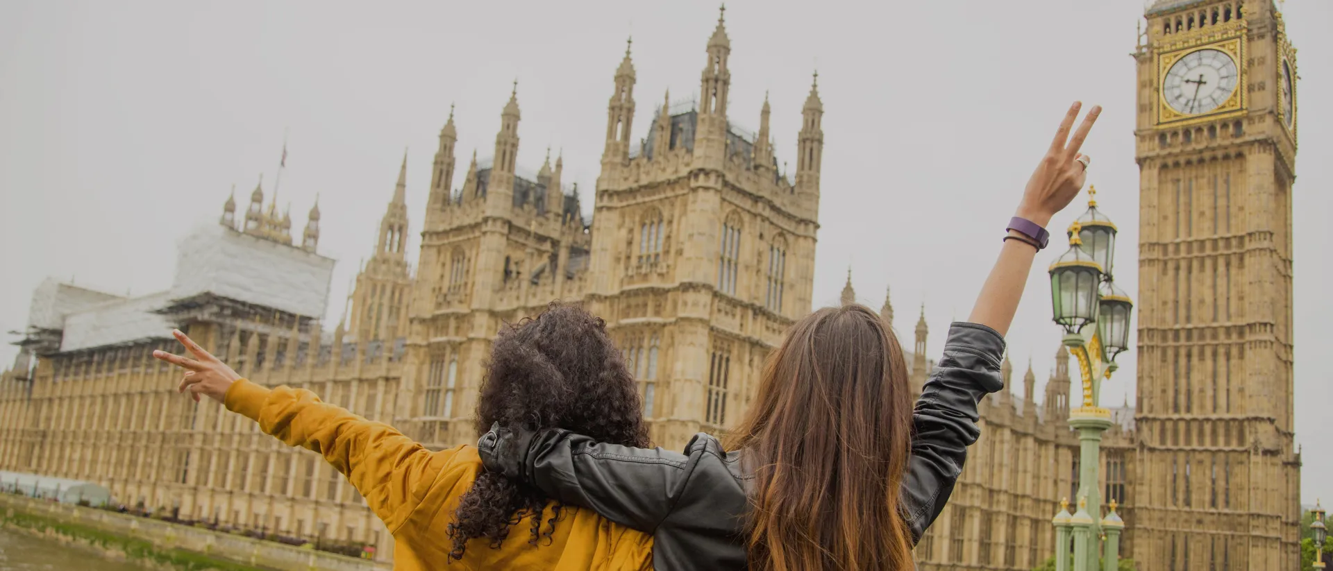 Travellers next to a Big Ben, London