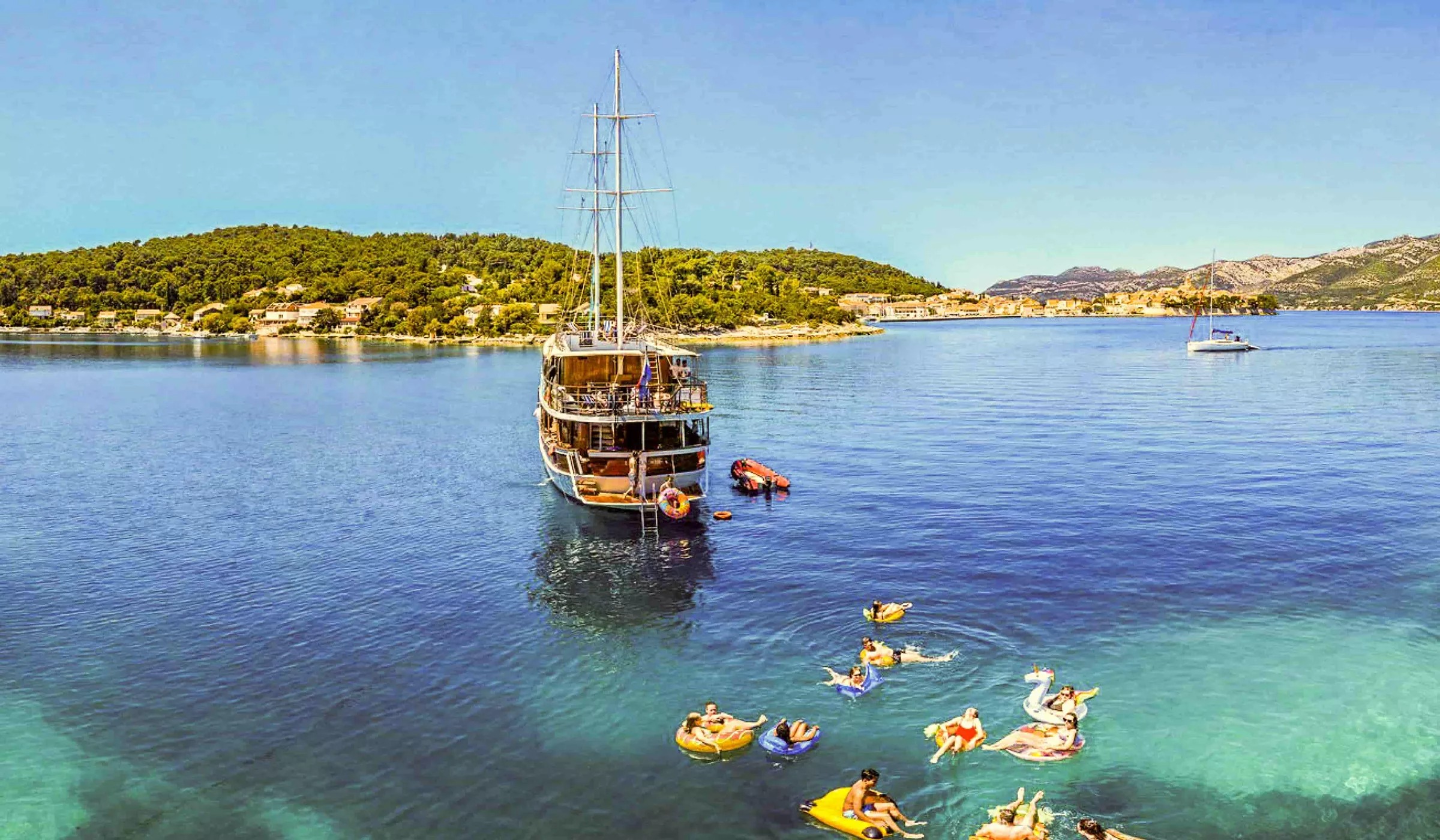 contiki-travellers-on-a-island-hopping-in-croatia-min.jpg