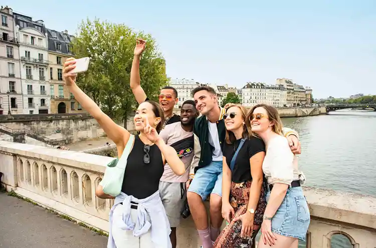 group-taking-selfie-on-bridge-in-paris-france-xl-2845eurs2022.webp
