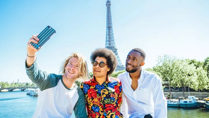 Travellers taking a selfie in front of the Eiffel Tower