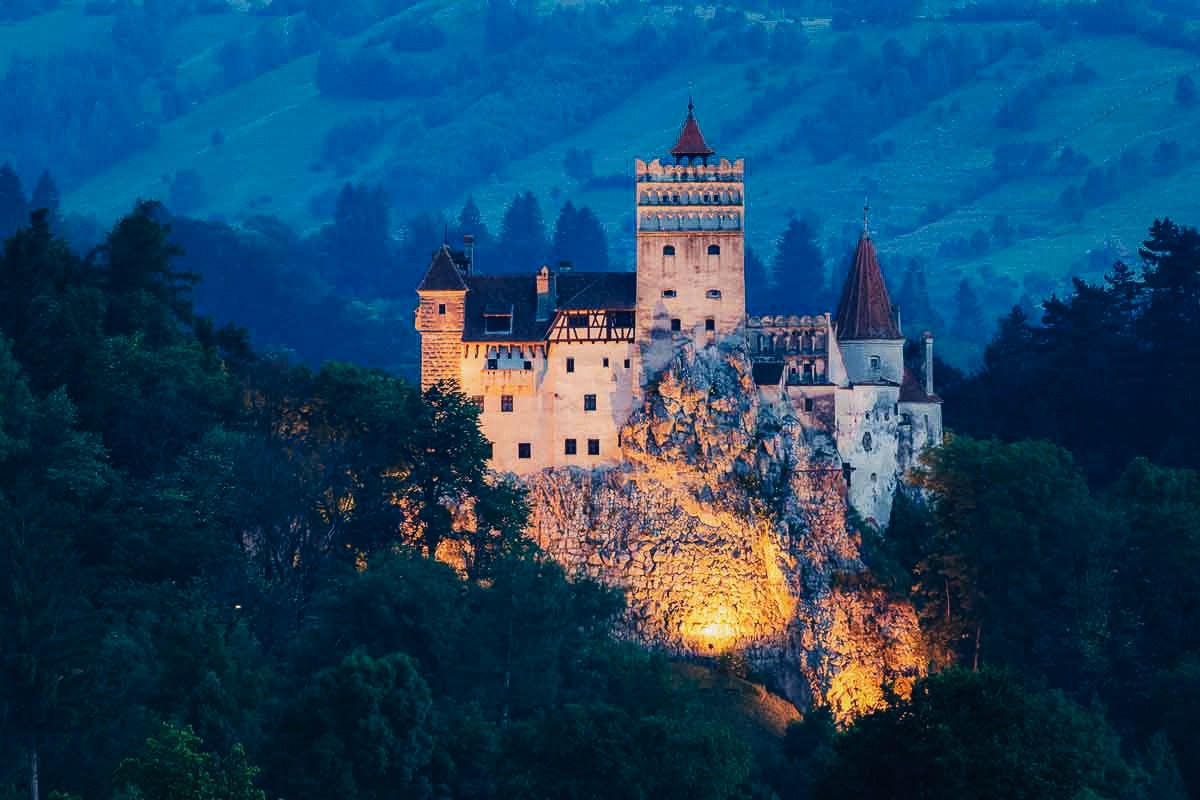 imgi_57_illuminated-castle-on-hill-bran-transylvania-romania-685005121.jpg