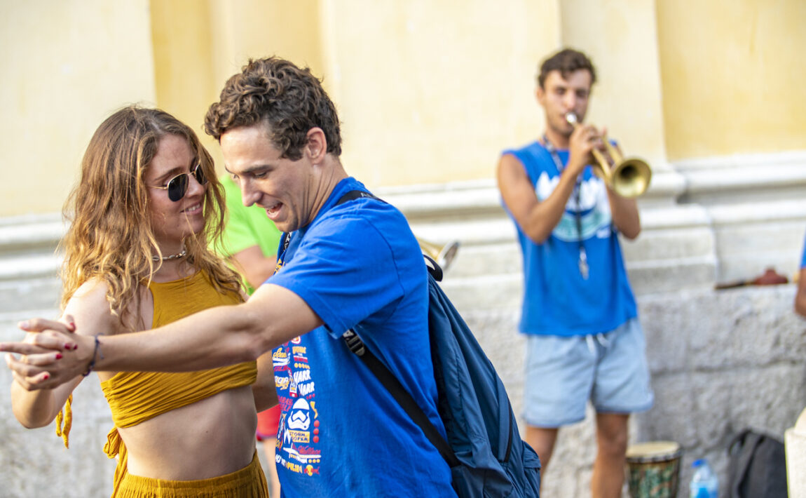 Couple dancing in Nice