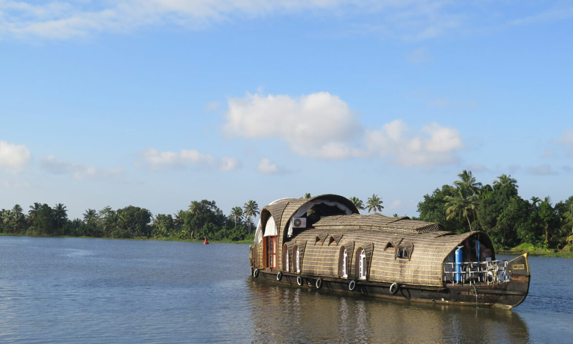 kerala-backwaters-contiki-southern-india-houseboat